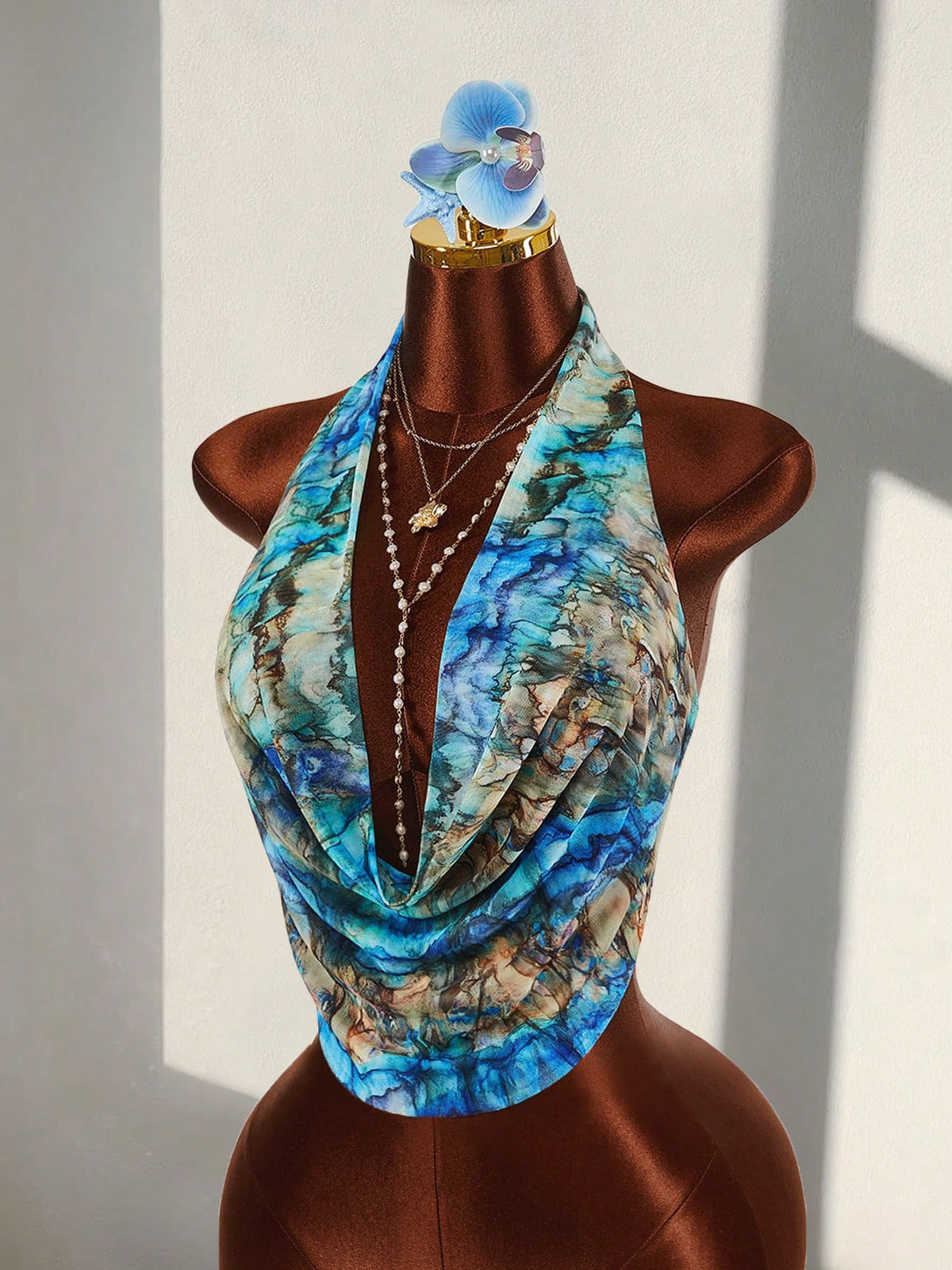 Top drapé col halter imprimé marbré bleu