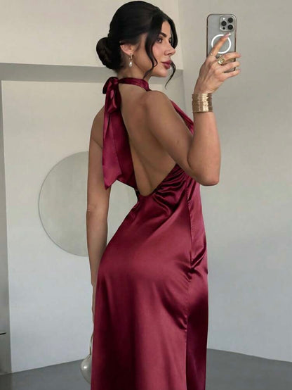 Robe satinée bordeaux dos nu nouée