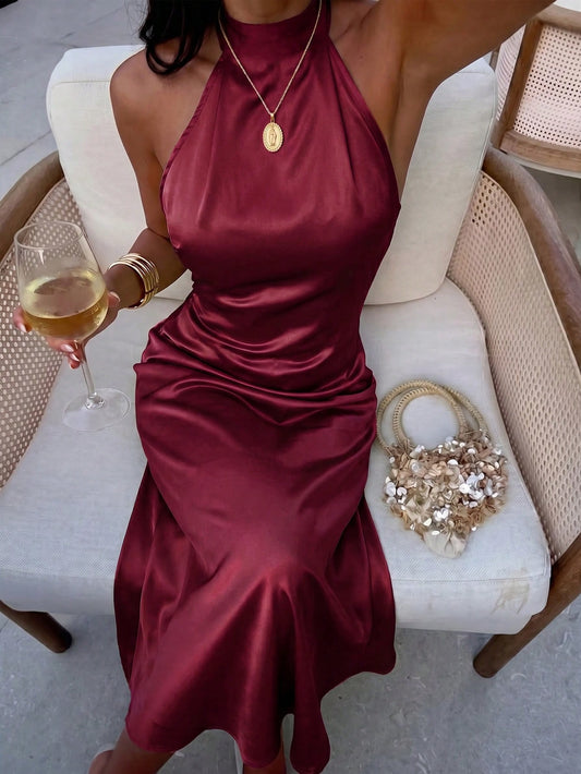 Robe satinée bordeaux dos nu nouée
